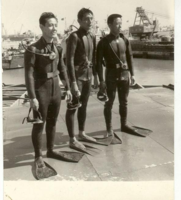 1972年从事水下焊接技术研究(左二).png 1972年从事水下焊接技术研究(左二).png